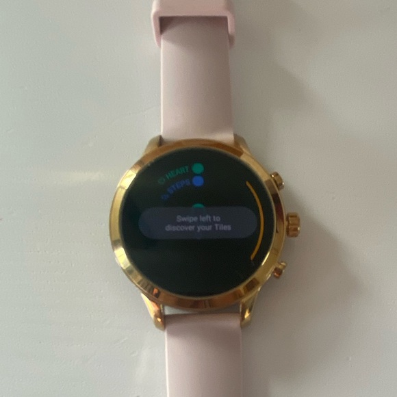 MICHAEL KORS Access Gen 4 Runway Smartwatch (GOLD)
w/ Additional Silicone Band - Picture 10 of 16